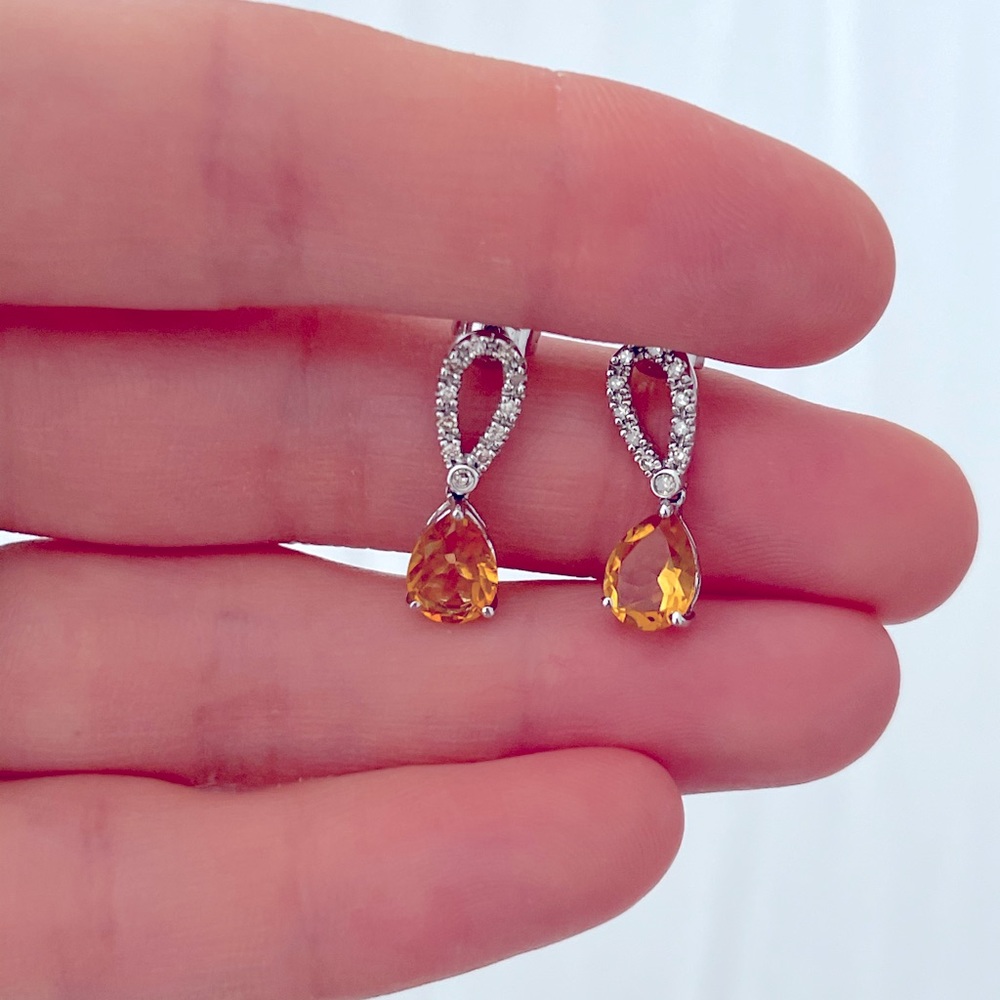 Beautiful white gold earrings and necklace